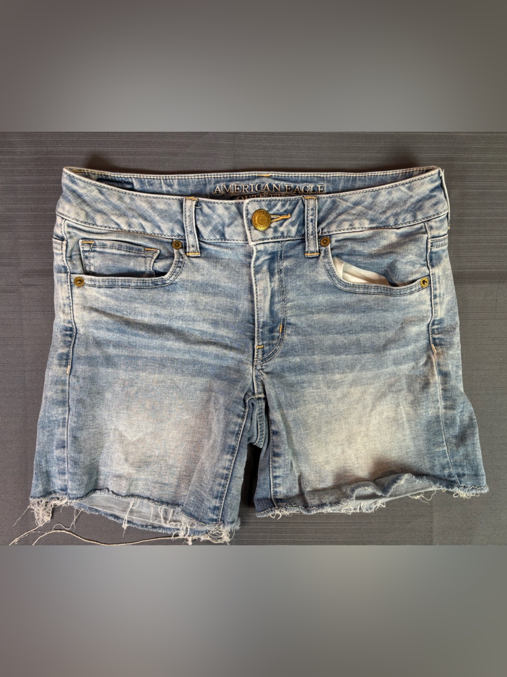 American Eagle Midi Shorts Womens 6 Light Wash Distressed Raw Hem Denim Shorts